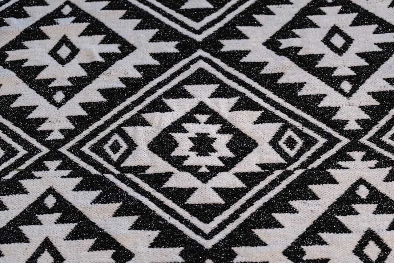 Black and White Geometric Diamond Rug